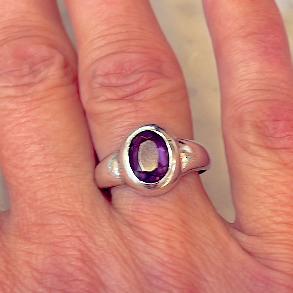 Elegant silver ring with amethyst for the Aquarian in you ! Size 7 1/2